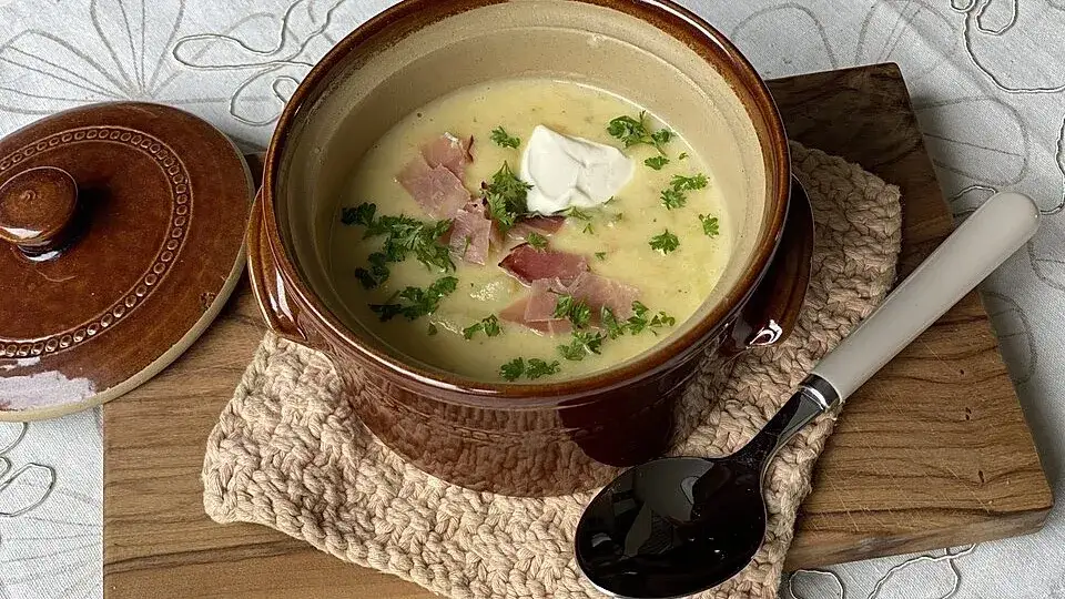 Porreesuppe Rezept: Einfach, cremig & mit Kartoffeln oder Hack!