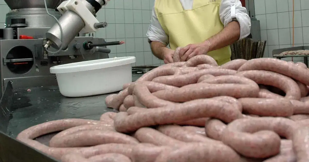 Ceny kiełbasy zwyczajnej w Polsce – porównanie i najlepsze oferty