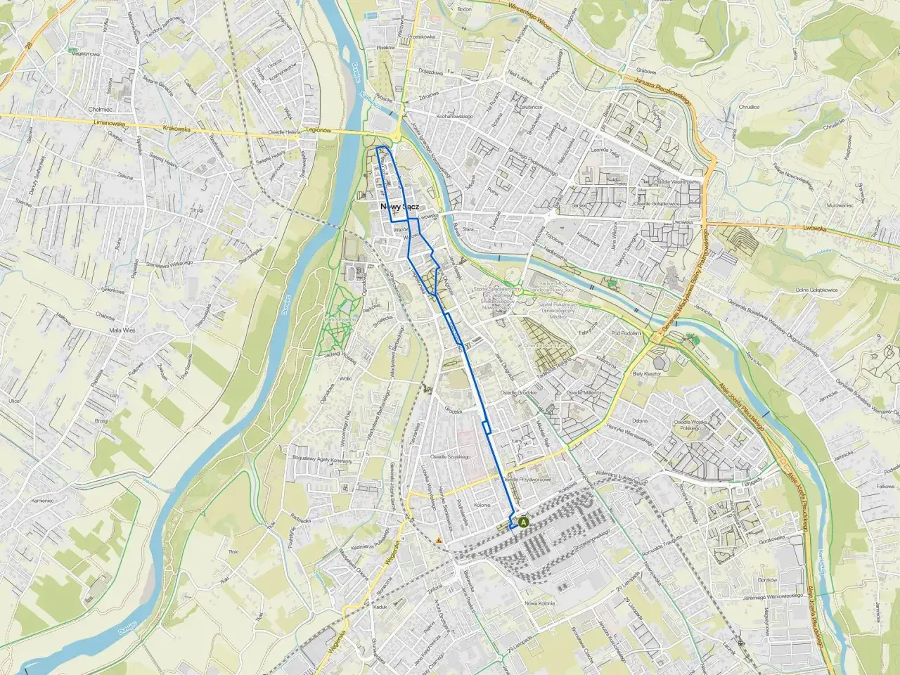 Mapa Nowego Sącza z zaznaczoną trasą rowerową. Widoczne ulice, parki i rzeka Dunajec.