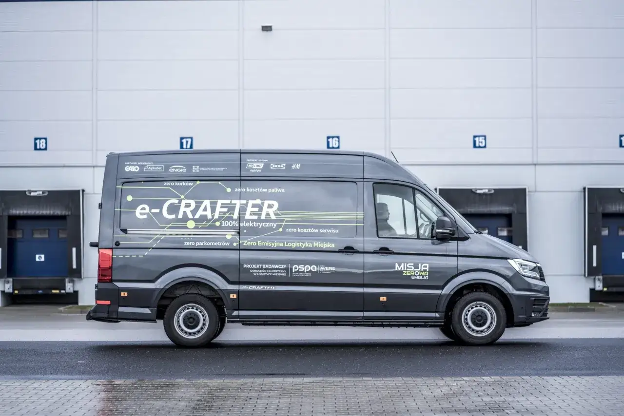 Szary e-Crafter z napisem "Misja Zerowa Emisja" pokazuje, ile kosztuje przerobienie samochodu na elektryczny, oferując zero kosztów paliwa i serwisu.