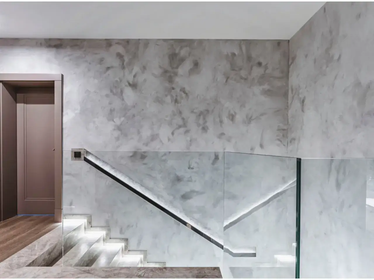 Tynk ozdobny w przedpokoju: Jak wybrać idealny i trwały?