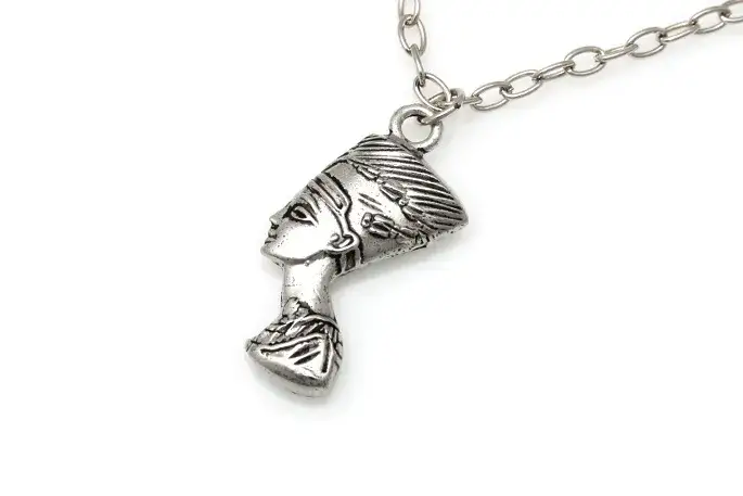 Tajemnice wisiorka z Nefretete: symbol kobiecej mocy dziś