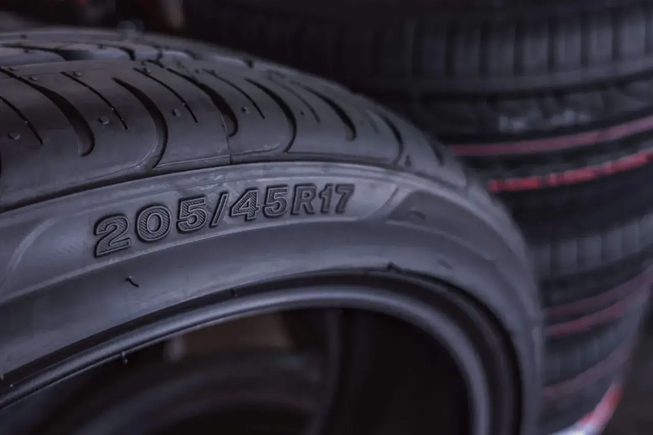 Jakie opony do Audi A4 B8? Poradnik: rozmiary, typy, rekomendacje