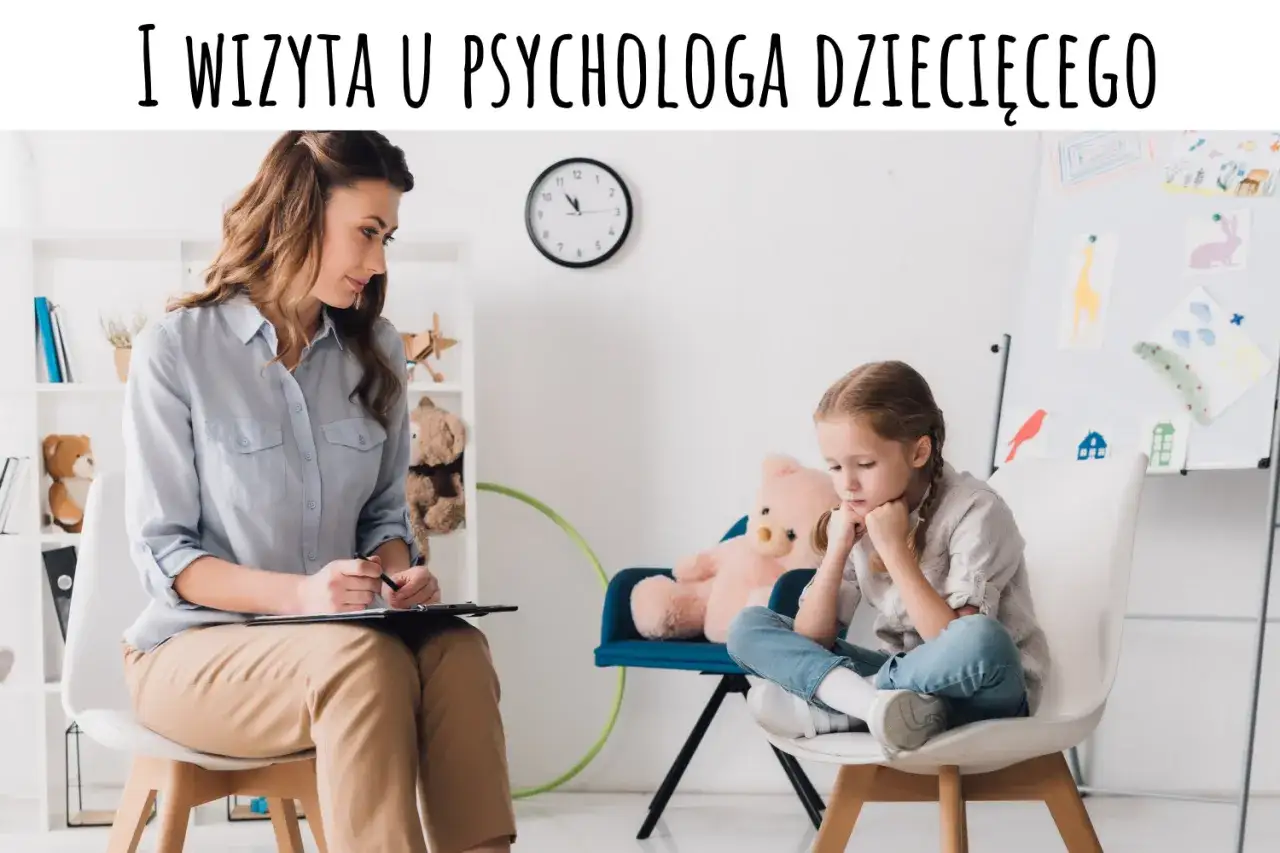 Psycholog rozmawia z dzieckiem w gabinecie, na ścianie rysunki.