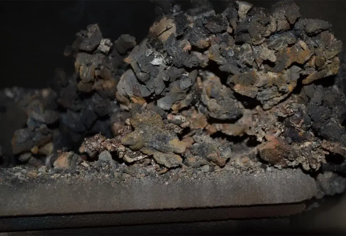 Dlaczego powstają spieki w piecu na pellet i jak ich uniknąć skutecznie