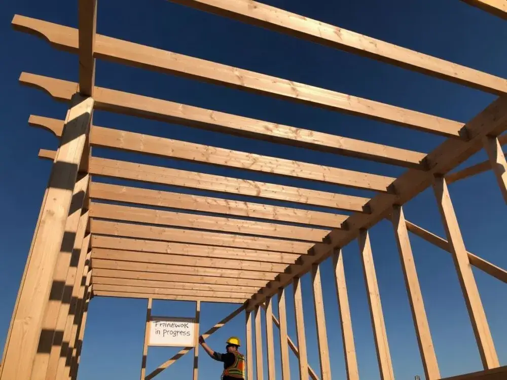 Jak zbudować wiatę z dachem jednospadowym - uniknij błędów i kosztów