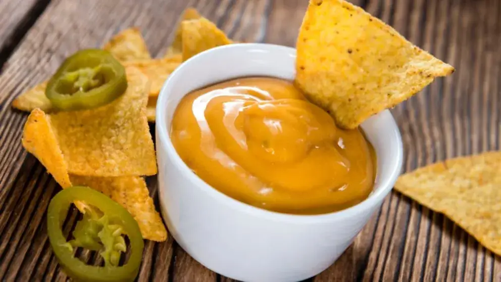 Salsa de queso para nachos: Receta cremosa, fácil y ¡mejor que la del cine!