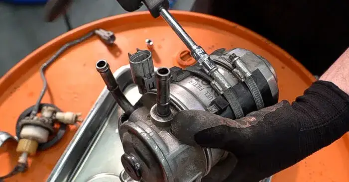 Gdzie jest filtr paliwa w Toyota Avensis T25 benzyna? Sprawdź teraz!