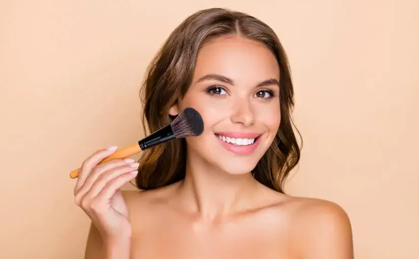 Idealny rozświetlacz do jasnej cery: Wybierz blask bez smug!