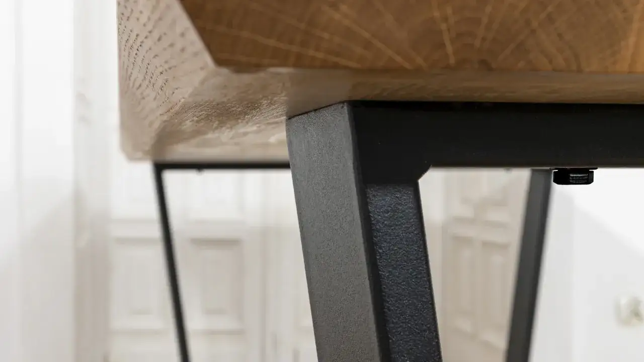 Jak połączyć drewniany blat z metalowymi nogami w prosty sposób