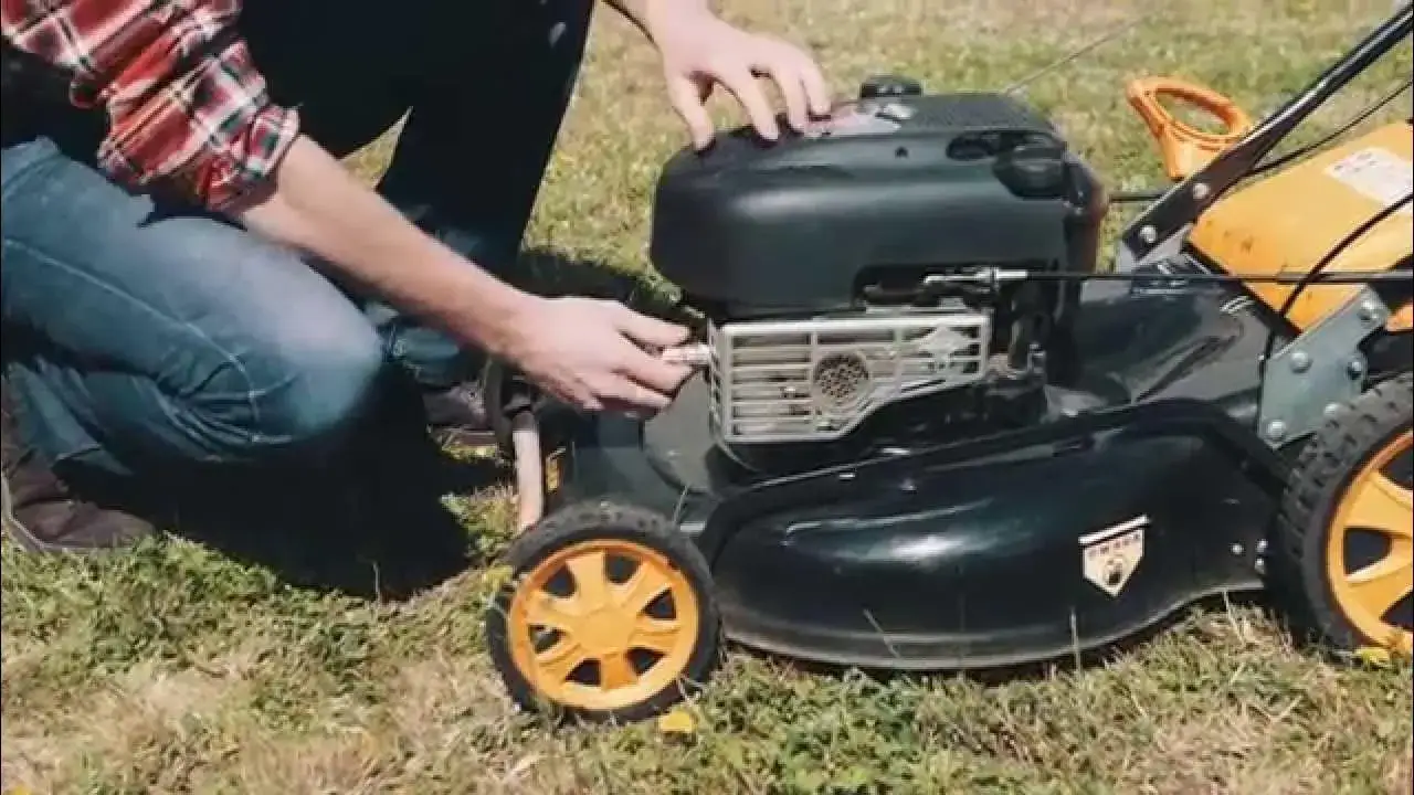 Jak wymienić olej w kosiarce - uniknij najczęstszych błędów i problemów