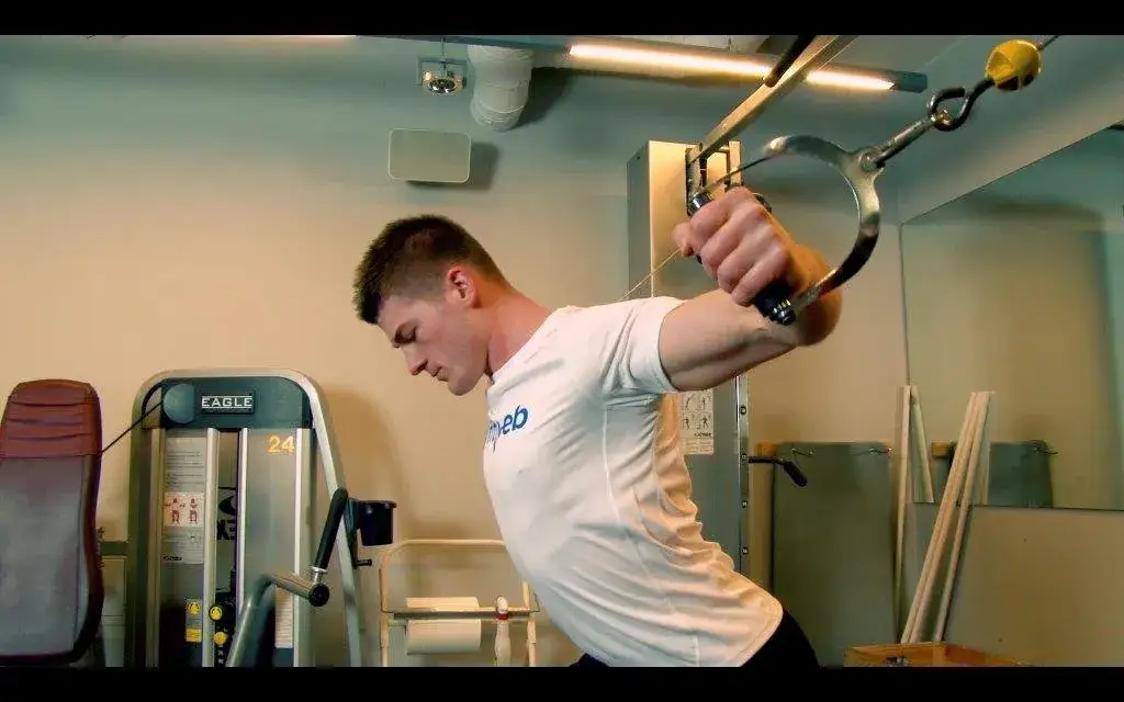 Rozpiętki na bramie z dołu czy z góry – która opcja przynosi lepsze efekty?