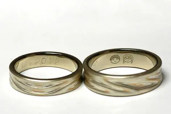 Jakie grawery na obrączkach? Odkryj wyjątkowe pomysły na inskrypcje