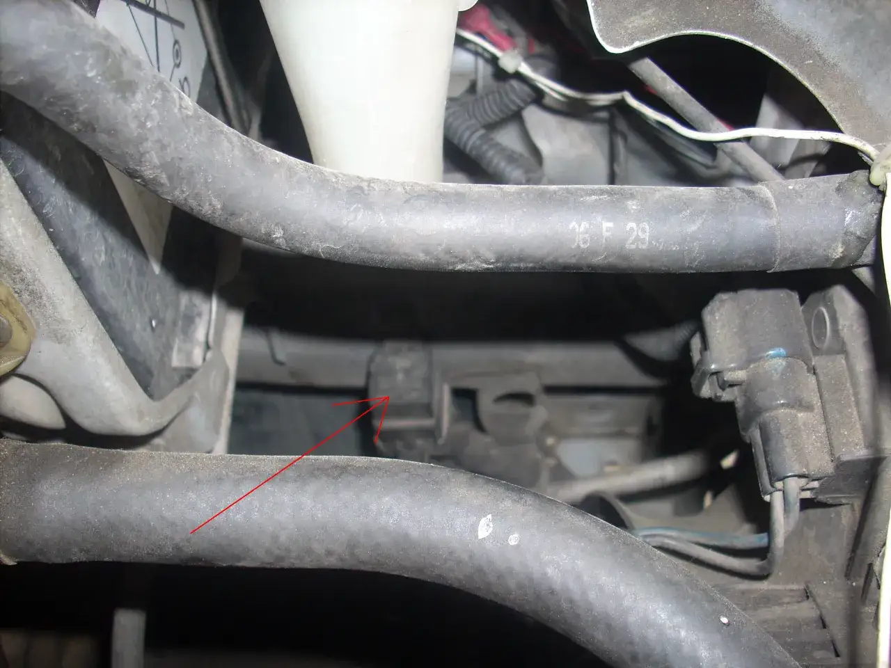 Czujnik wentylatora chłodnicy: gdzie go szukać i co robić dalej?