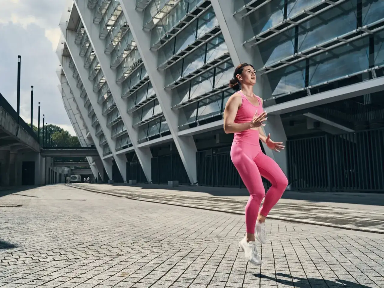 Czy bieganie w miejscu coś daje? Sprawdź korzyści i wady tej aktywności