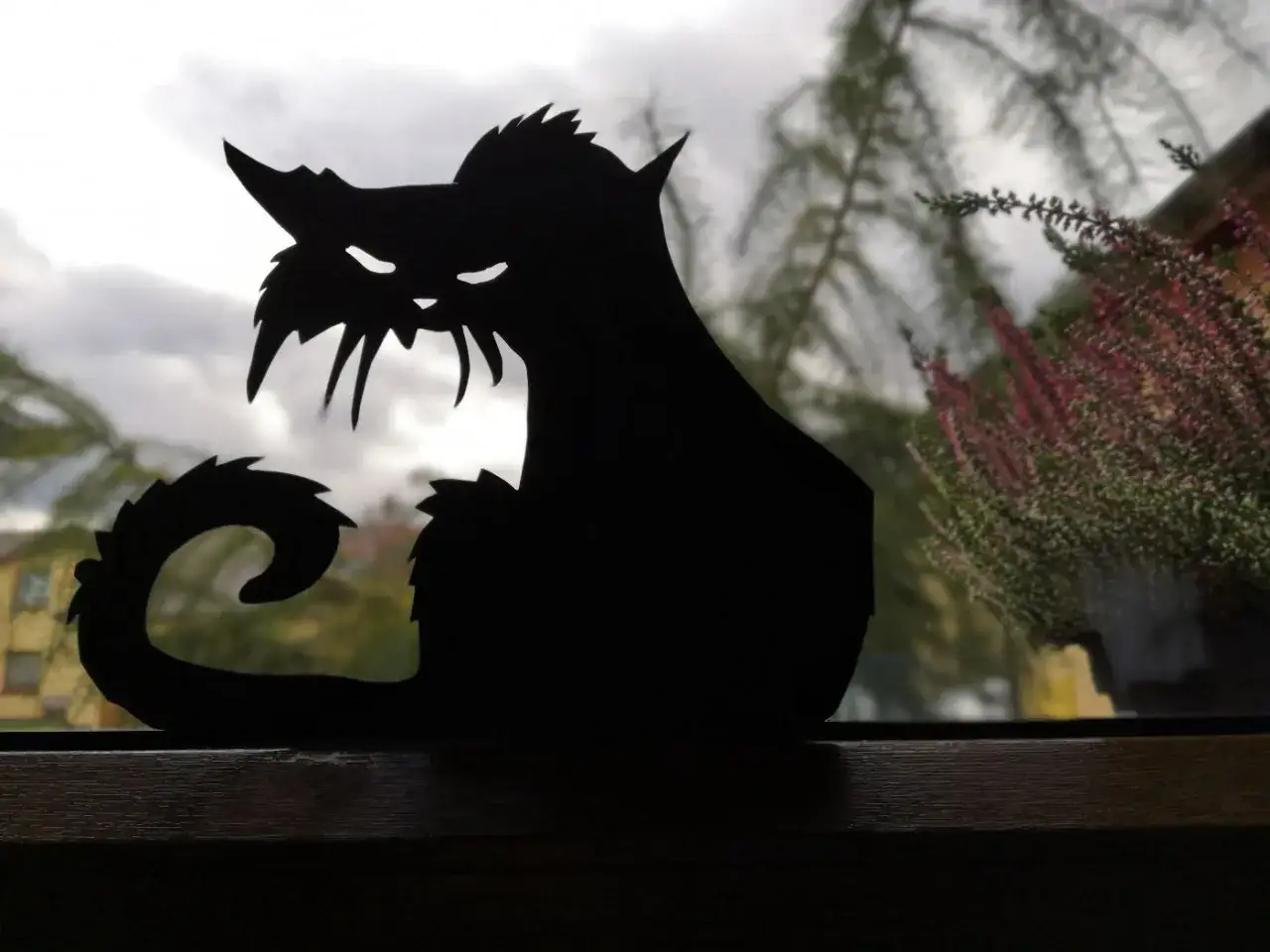 Czarny, papierowy kot, idealny jako ozdoby na Halloween zrób to sam. Jego groźny wygląd dodaje klimatu.