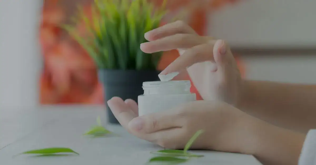 Lepki wosk po depilacji? Oto jak go usunąć szybko i bezpiecznie!