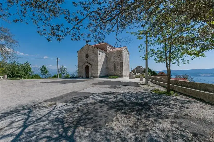 Najlepsze atrakcje w Lokva Rogoznica – co warto zobaczyć i przeżyć