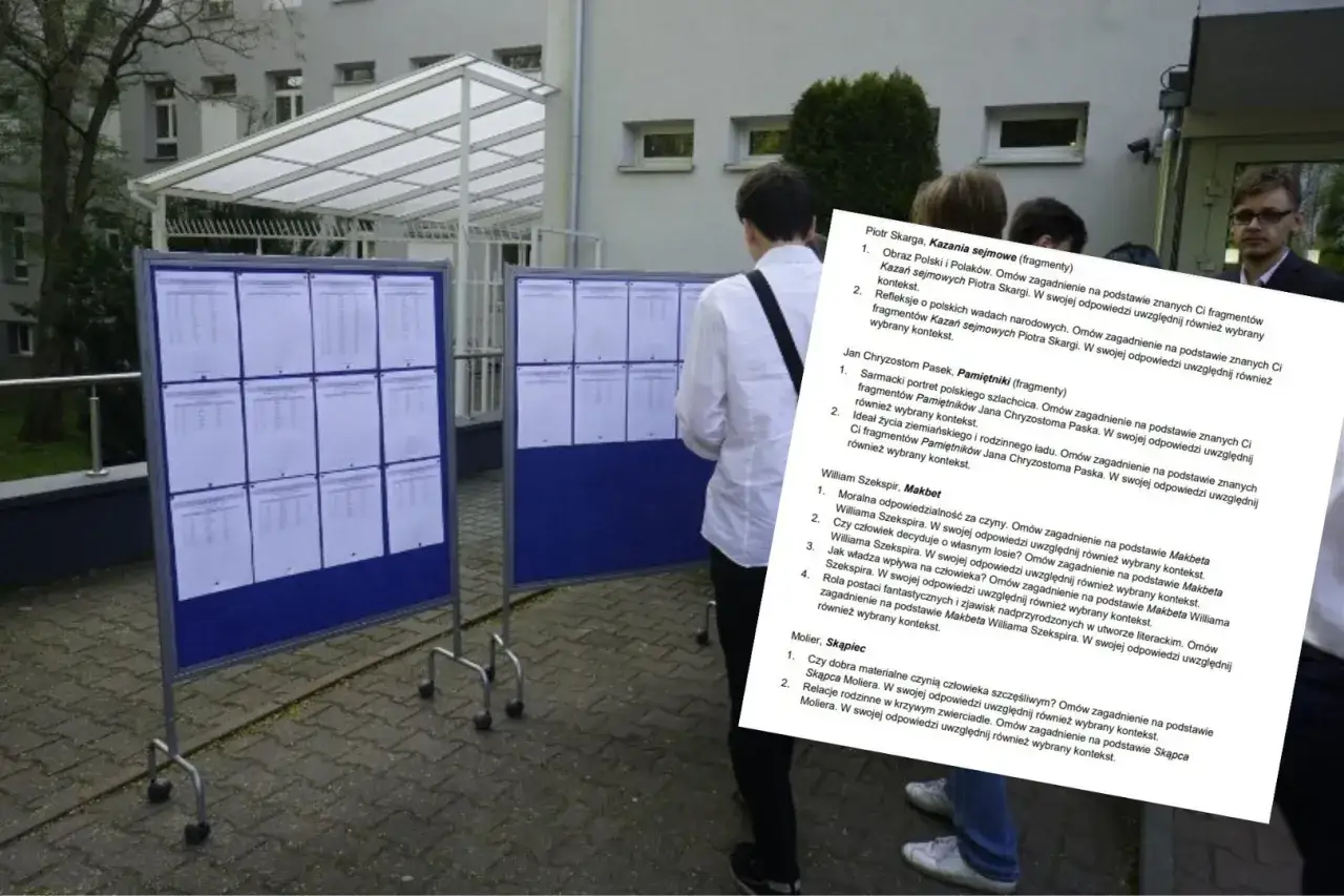 Ludzie czytają ogłoszenia na tablicach przed budynkiem.