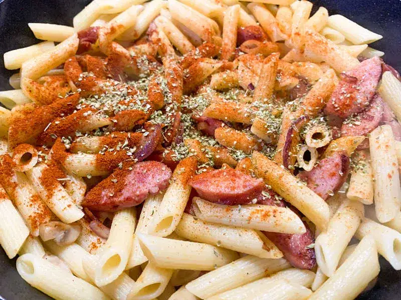 Prosta zapiekanka makaronowa z kiełbasą, która zachwyci każdego smakosza