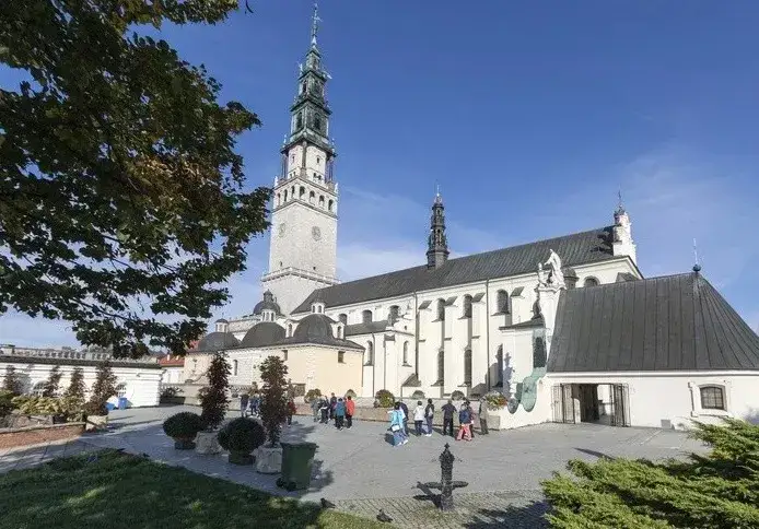 Sanktuarium Matki Bożej Pompejańskiej w Polsce: miejsca kultu i ich znaczenie