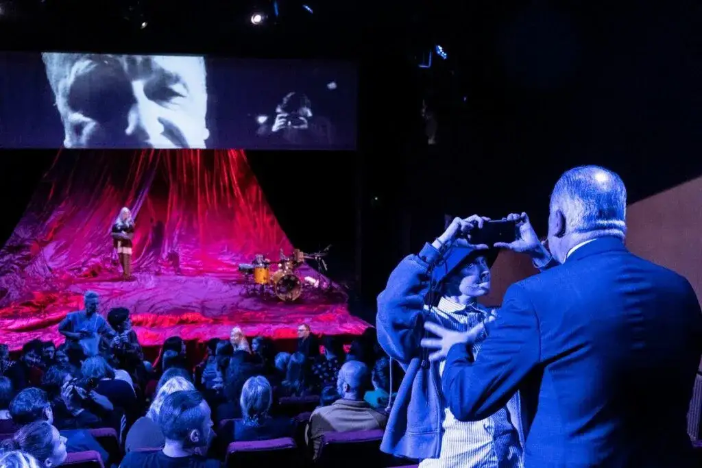 Społeczeństwo spektaklu: jak Debord ujawnia iluzję współczesności