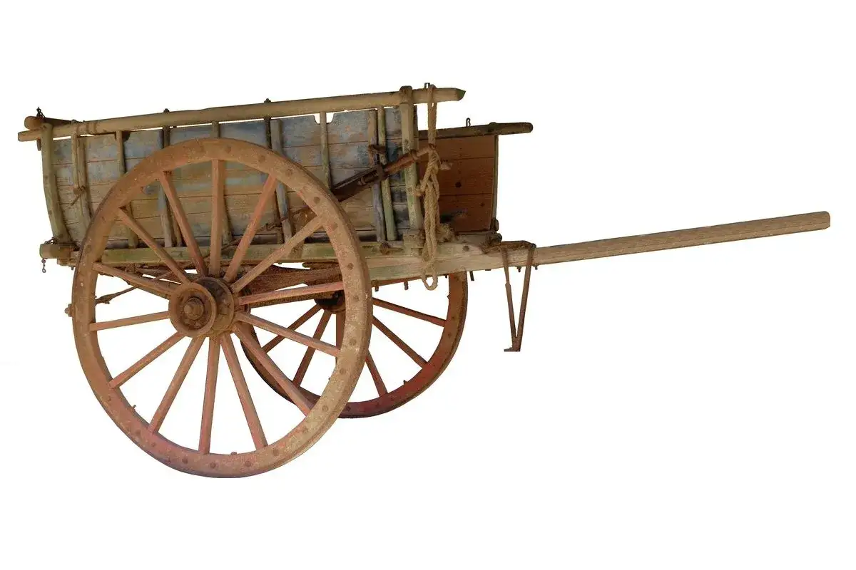 Drewniany wóz z wielkimi kołami, symbol tego, co dało wynalezienie koła: transport i rozwój cywilizacji.