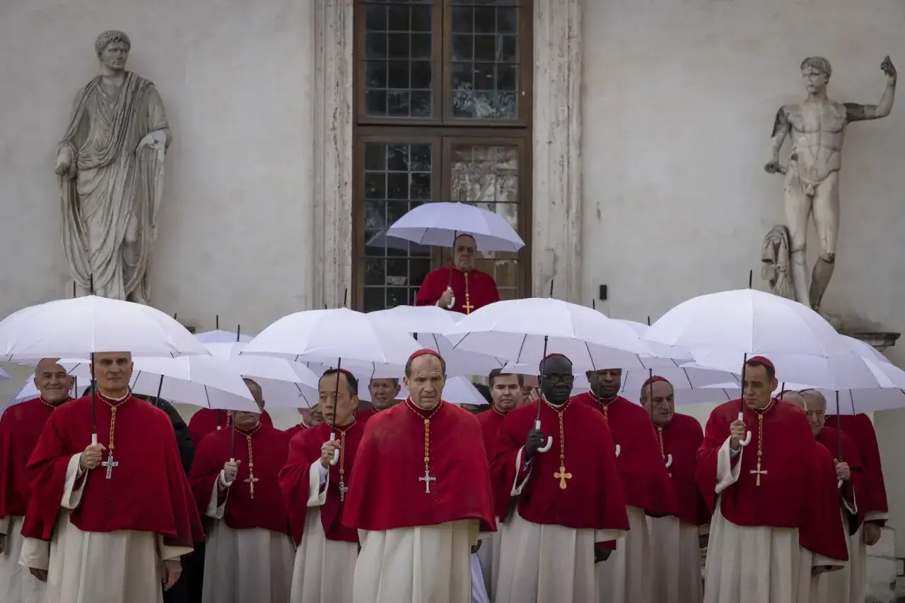 Konklawe recenzja krytyków: kontrowersje, oceny i analiza odbioru filmu