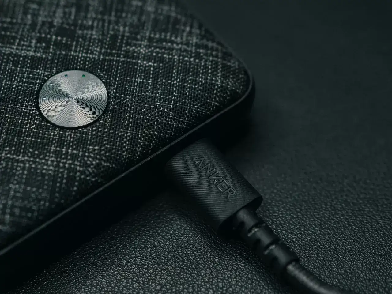 Szukasz idealny powerbank do samolotu? Ten Anker z wskaźnikiem naładowania to świetny wybór na podróż.
