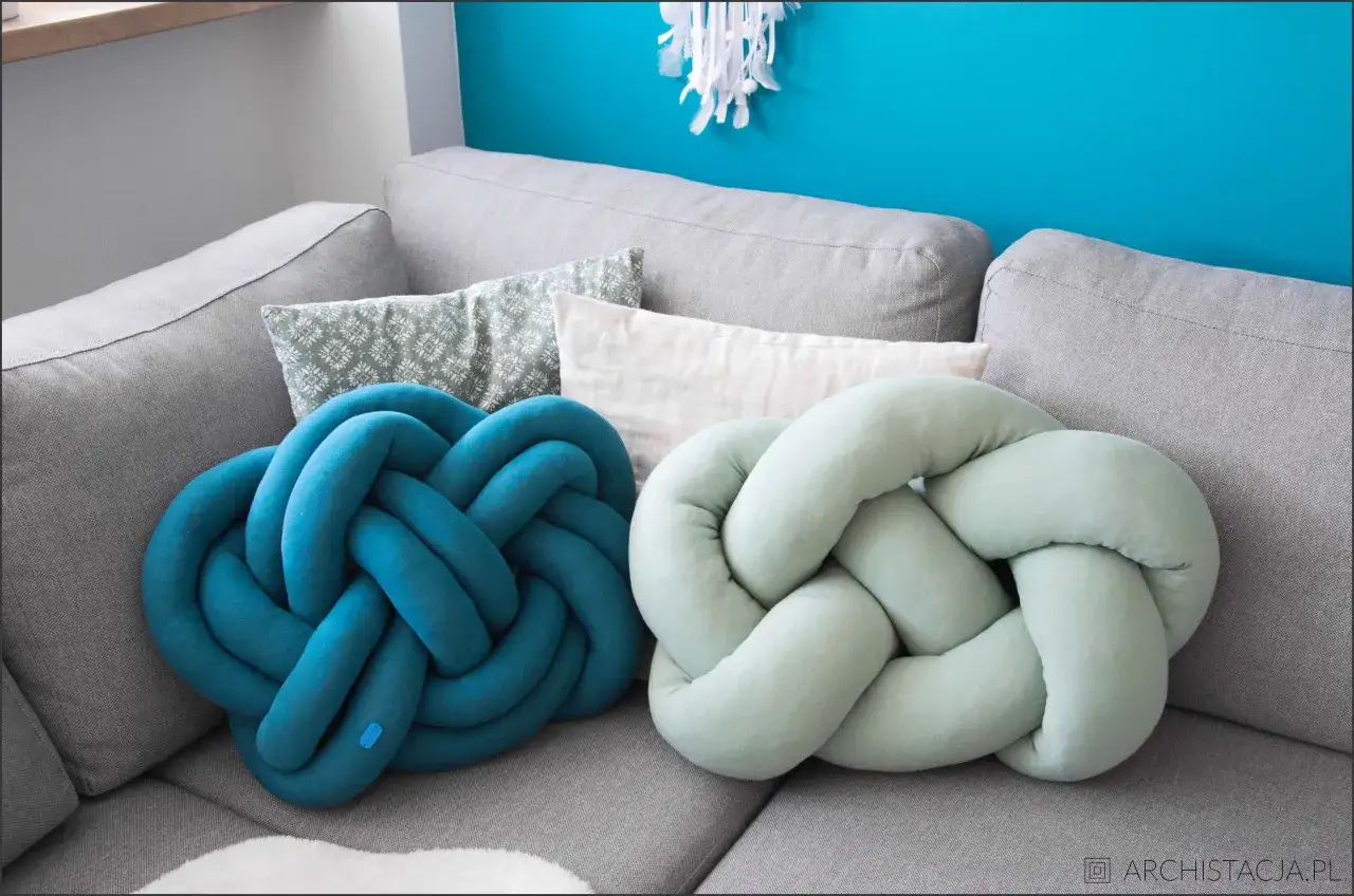 DIY: Poduszka z koca bez szycia! Odmień wnętrze w 15 min.