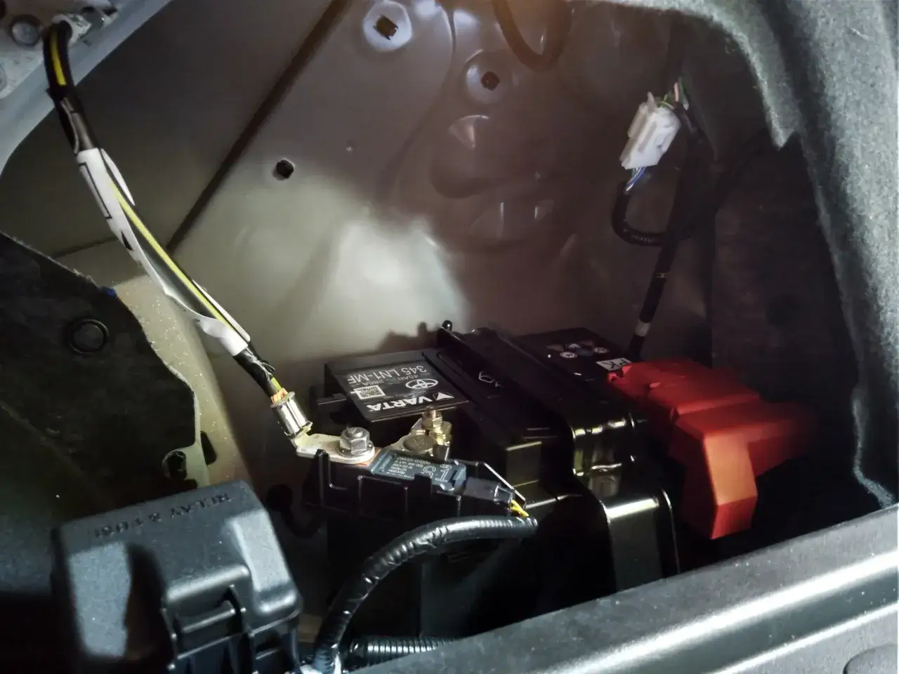 Toyota C-HR: Gdzie jest akumulator 12V? Lokalizacja i pomoc