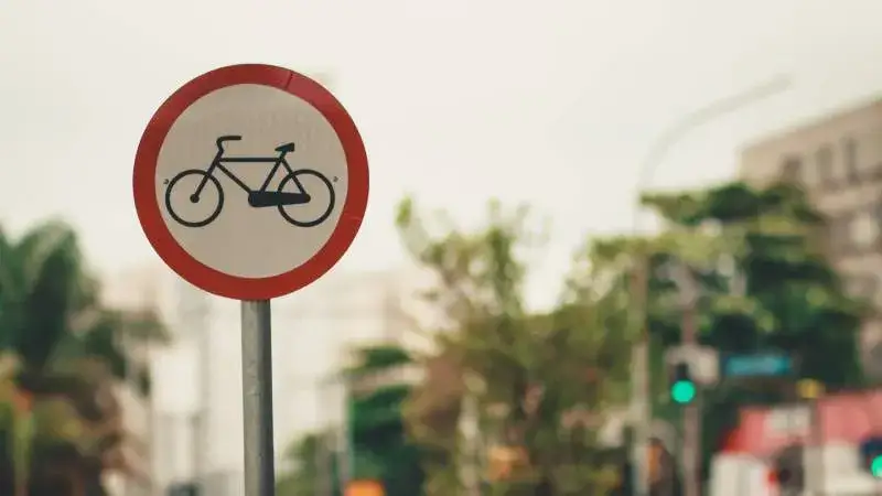 Kto stawia znaki drogowe na osiedlu? Sprawdź odpowiedzialność i przepisy