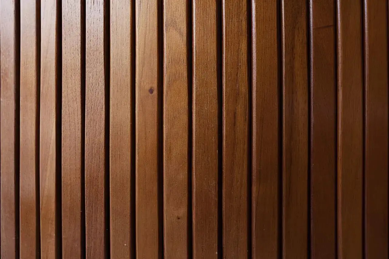 Szczegółowy widok pionowych, drewnianych desek. Dowiedz się, jak zamontować boazerię drewnianą, by uzyskać taki efekt.
