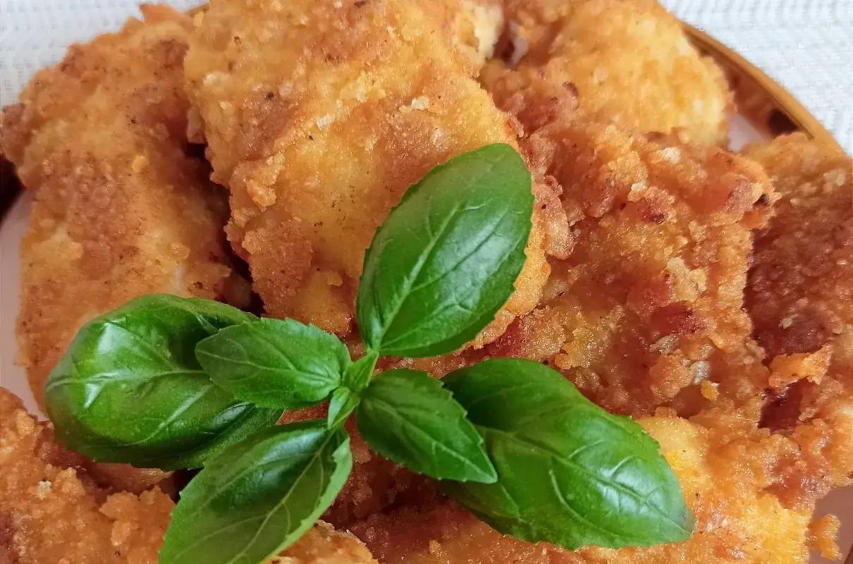 Ile smażyć kawałki kurczaka, aby były soczyste i chrupiące