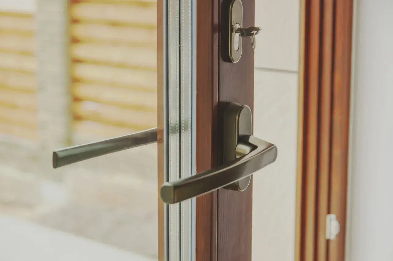 Jak zamknąć drzwi balkonowe od zewnątrz? Sprawdzone metody!