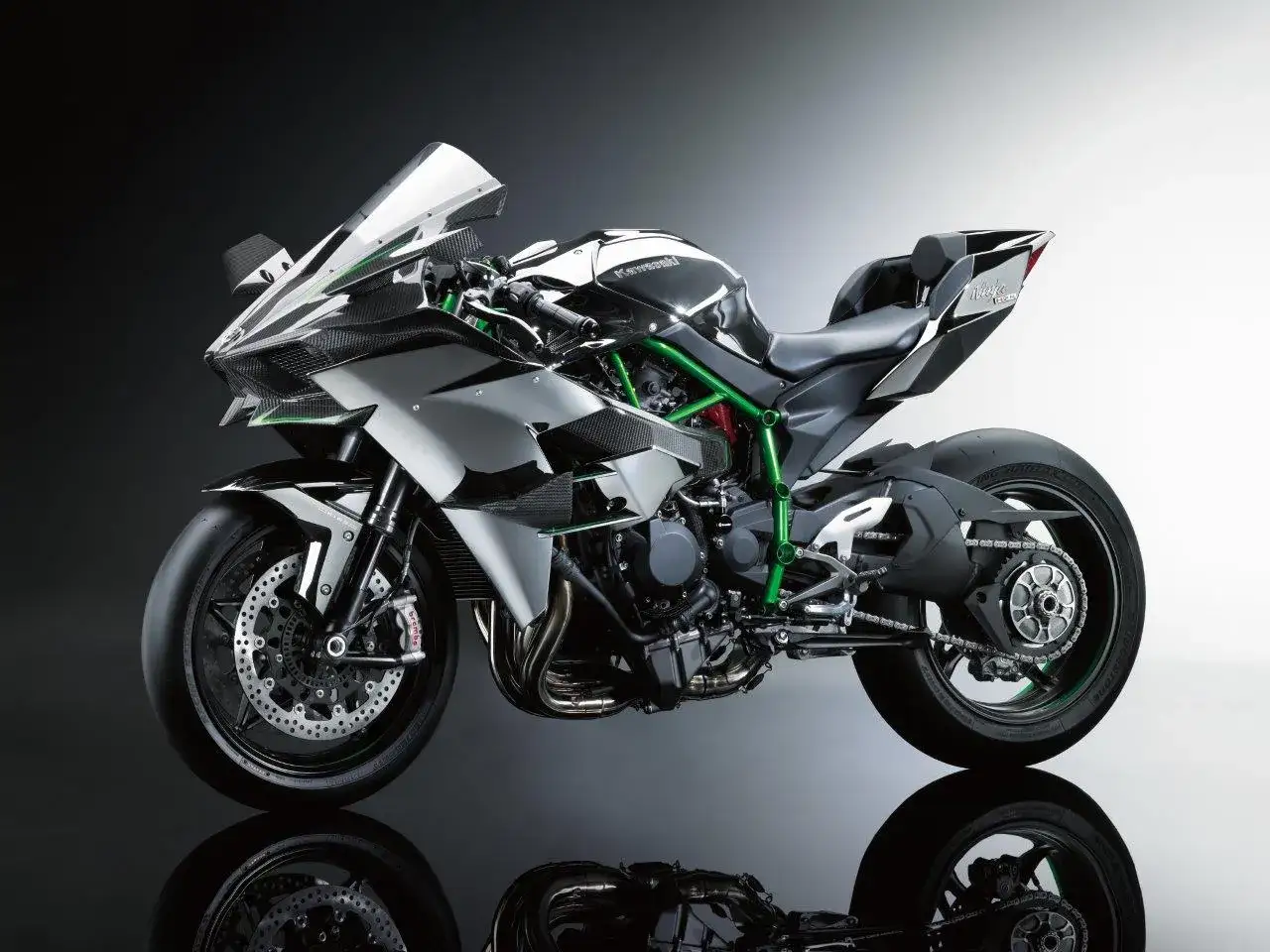 Srebrno-czarny Kawasaki Ninja H2R, znany jako najszybszy motor na świecie, z zieloną ramą i detalami z włókna węglowego.