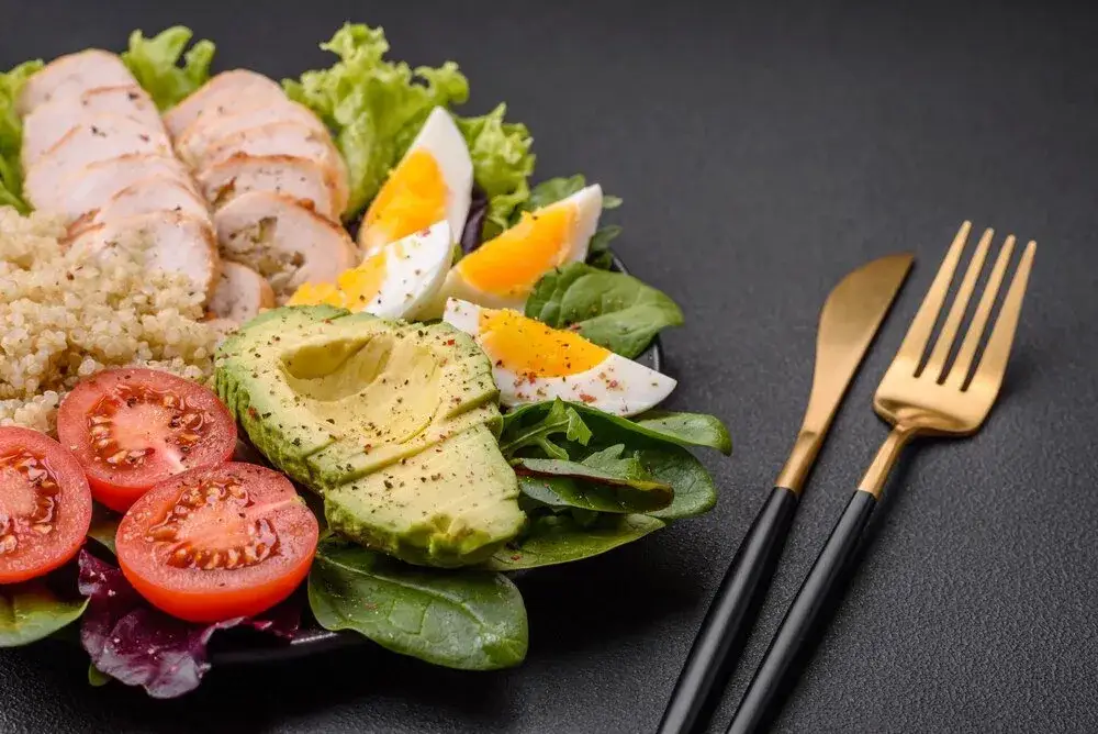 Co jeść na redukcji? Przepisy bez głodu na smaczne dania!