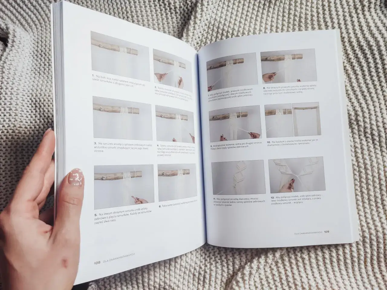 Instrukcja krok po kroku, jak wykonać pierwszą makramę. Pokazuje mocowanie sznurków do kija i tworzenie splotów żebrowych.