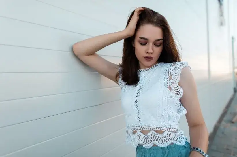 Koronkowy top stylizacje: Jak nosić go na co dzień i od święta?