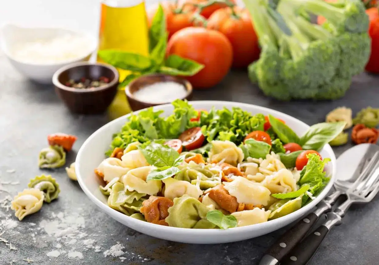 Sałatka z tortellini: Przepisy, warianty i sekrety idealnego smaku
