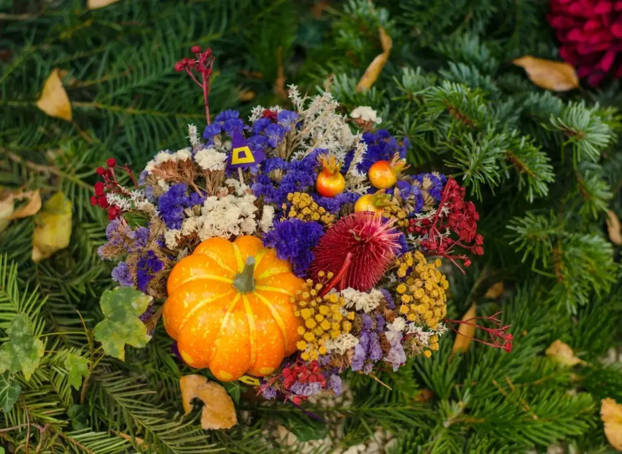 Jak zrobić kompozycje na cmentarz, by uczcić pamięć bliskich