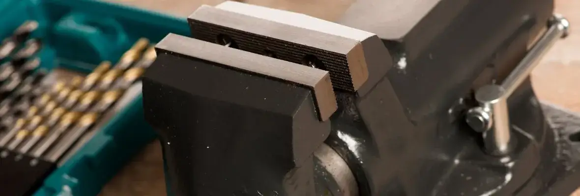 Jakie imadło do warsztatu wybrać, aby uniknąć błędów przy zakupie?