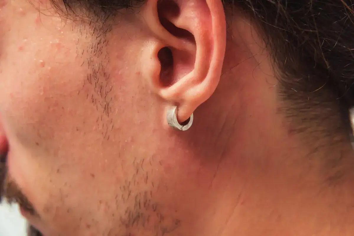 Kolczyk w męskim uchu: Prawda o stronie i orientacji (nie stereotyp!)