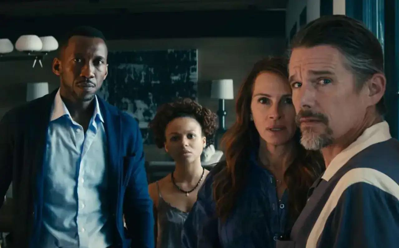 Cztery osoby stoją w pomieszczeniu, ich twarze wyrażają niepokój. Czyżby chcieli zostawić świat za sobą?