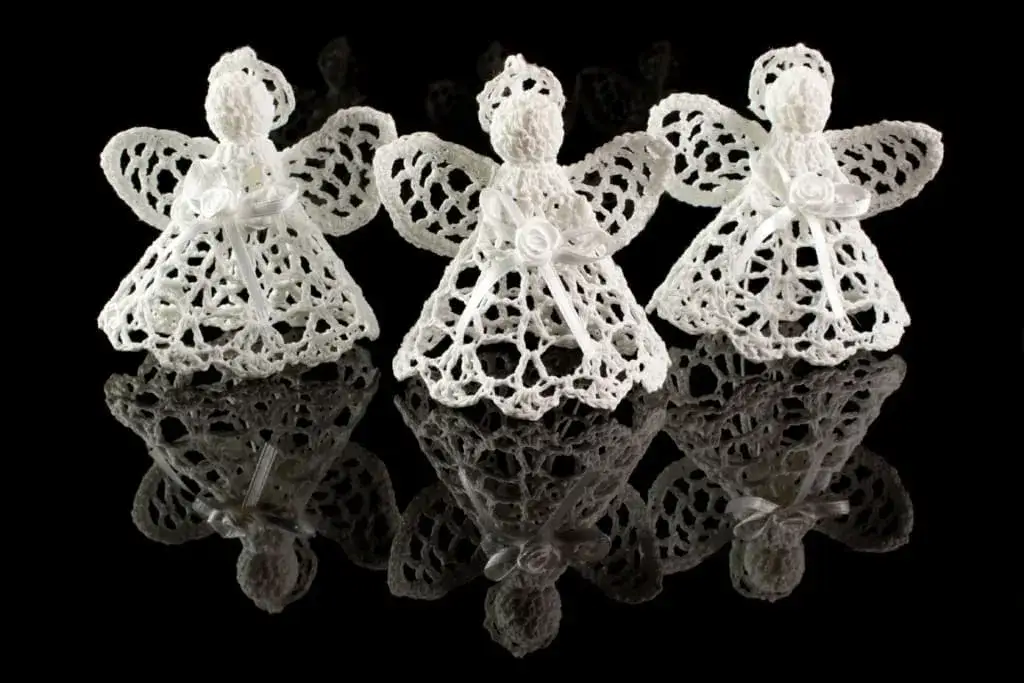 Szydełkowe ozdoby choinkowe: Instrukcja krok po kroku