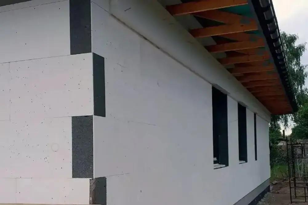 Jaka farba pomalować styropian, aby uniknąć zniszczeń?