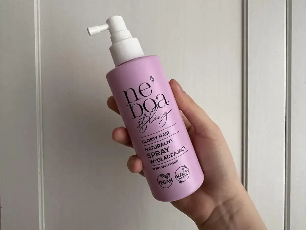 Glass hair z Rossmanna? Wybierz najlepszy spray wygładzający!