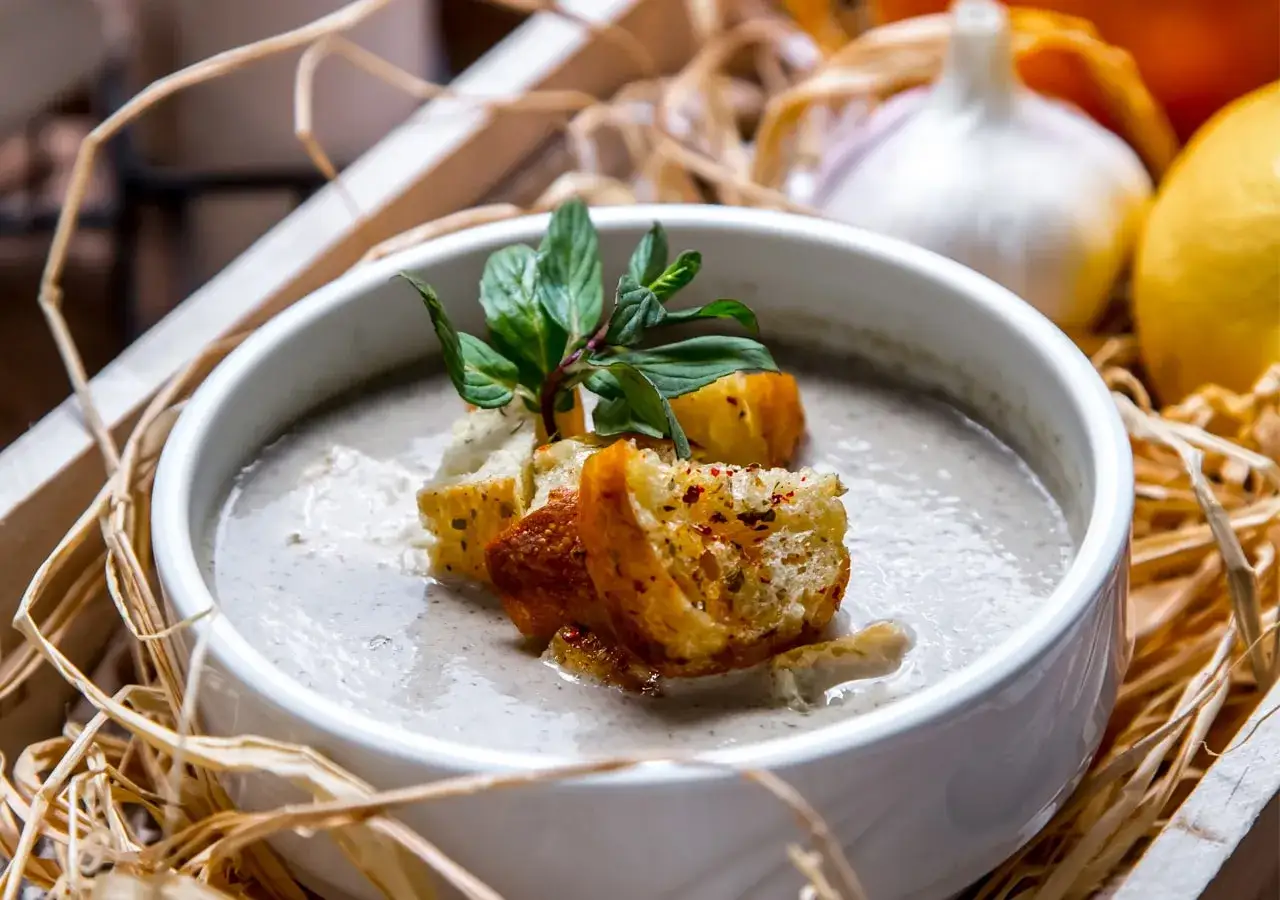 Ile zupy na osobę? Sprawdź, ile naprawdę potrzeba na przyjęcie