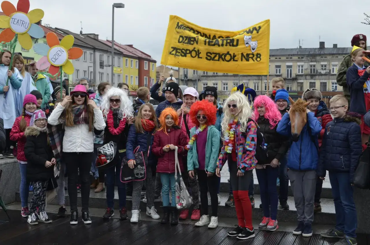 Żywa rzeźba: odkryj fascynujący świat sztuki performatywnej