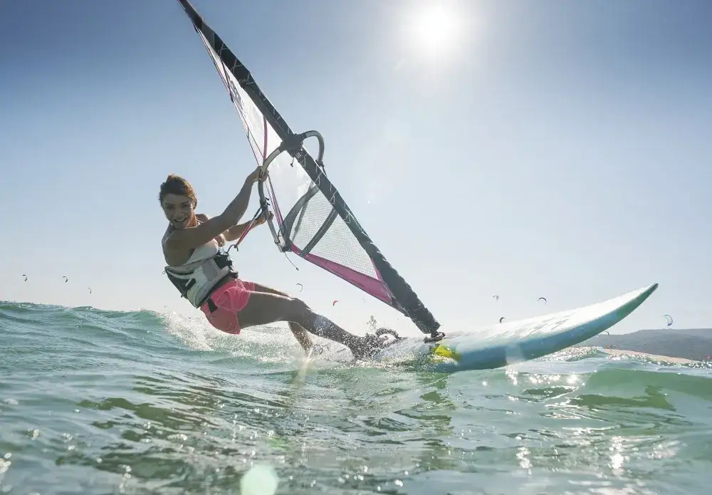 Jak dobrać deskę do windsurfingu, aby uniknąć błędów i cieszyć się pływaniem